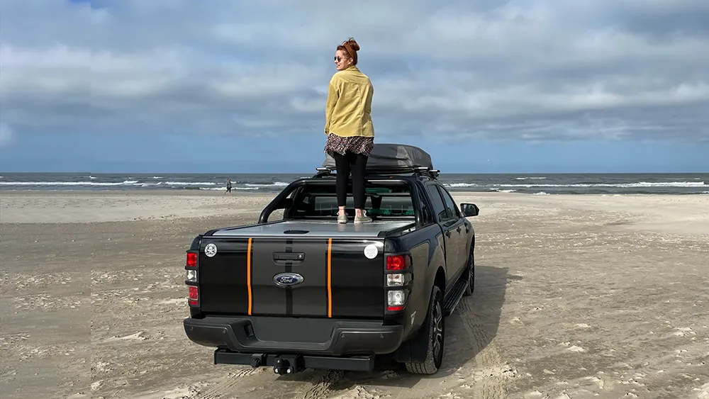 Daniela Fischer von XCE Overlanding, die viel Expertise mitbringt, erlebt mit ihrem Pick-up ein Abenteuer am Strand.