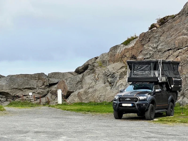 Ein umgebauter Pick-up mit Wohnkabine von XCE Overlanding für das ultimative Outdoor-Abenteuer.
