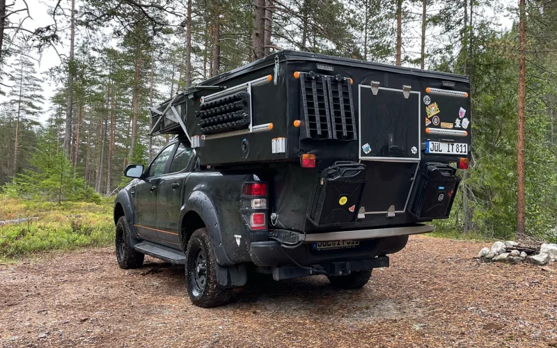 Umgebauter Pick-up mit Wohnkabine von XCE Overlanding aus Würselen.