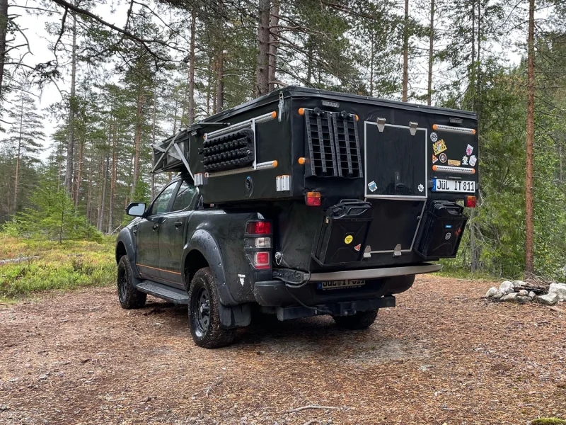 Umgebauter Pick-up mit Wohnkabine von XCE Overlanding aus Würselen.