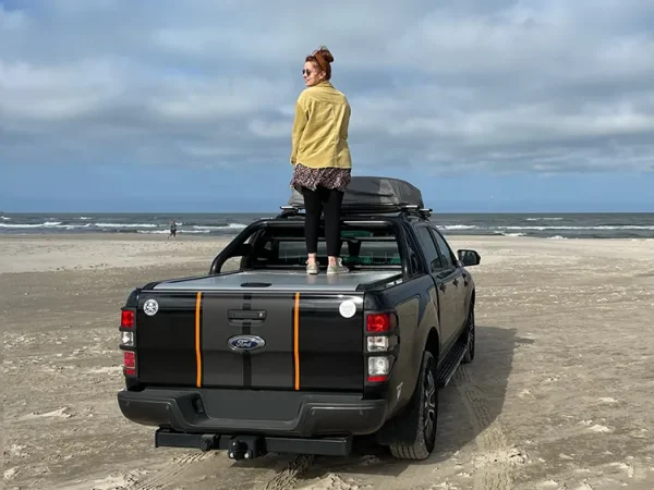 Daniela Fischer von XCE Overlanding, die viel Expertise mitbringt, erlebt mit ihrem Pick-up ein Abenteuer am Strand.